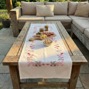 Chemin de Table à Broder - Motifs Guirlande de Fleurs Mauves, Roses et Nœuds  | Brodélia