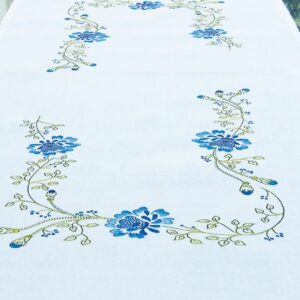 Chemin de Table à Broder- Motifs Fleurs Bleues  | Brodélia