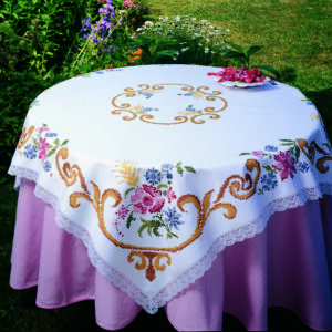 Lace edge embroidery table overlay - Brodélia