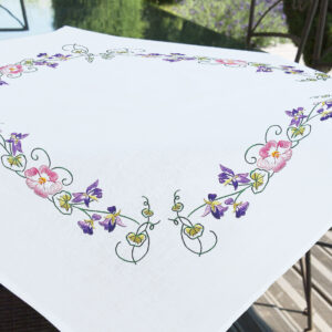 Spring flowers embroidery table overlay - Brodélia