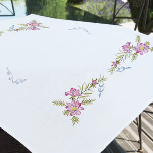 Floral embroidery table overlay - Brodélia