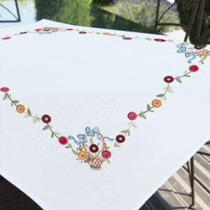 "Flowers and Baskets" embroidery table overlay - Brodélia