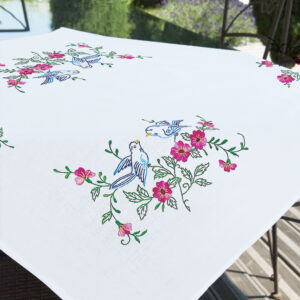 "Birds and Flowers" embroidery table overlay - Brodélia